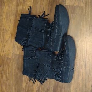 Minnetonka Moccasins 1639 - Women's 3 Layer Fringe Calf High Boot - Black Suede
